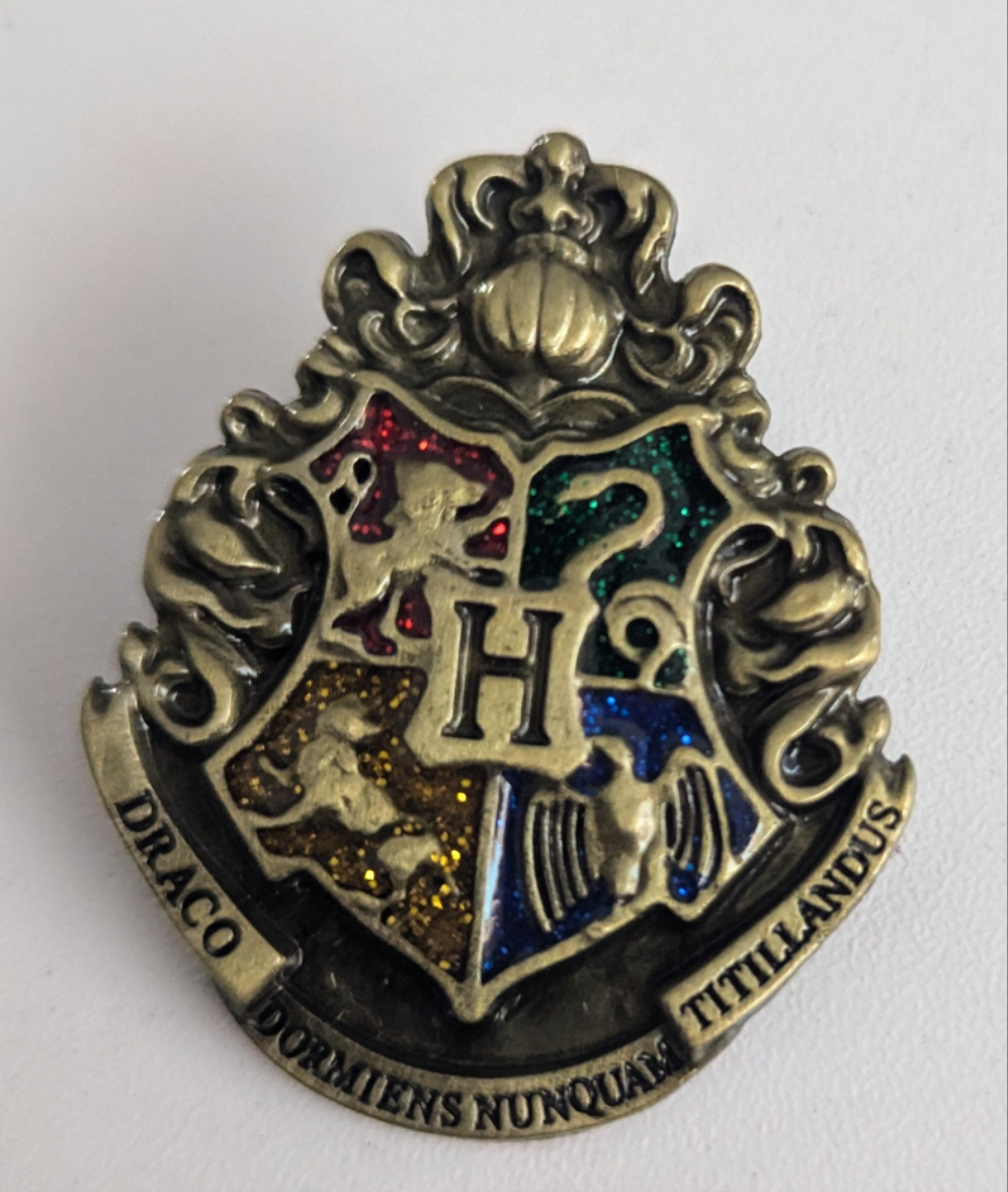 Harry Potter pin - Hogwarts crest